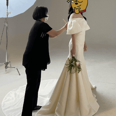 실리콘 누브라를 손으로 들어올린 모습